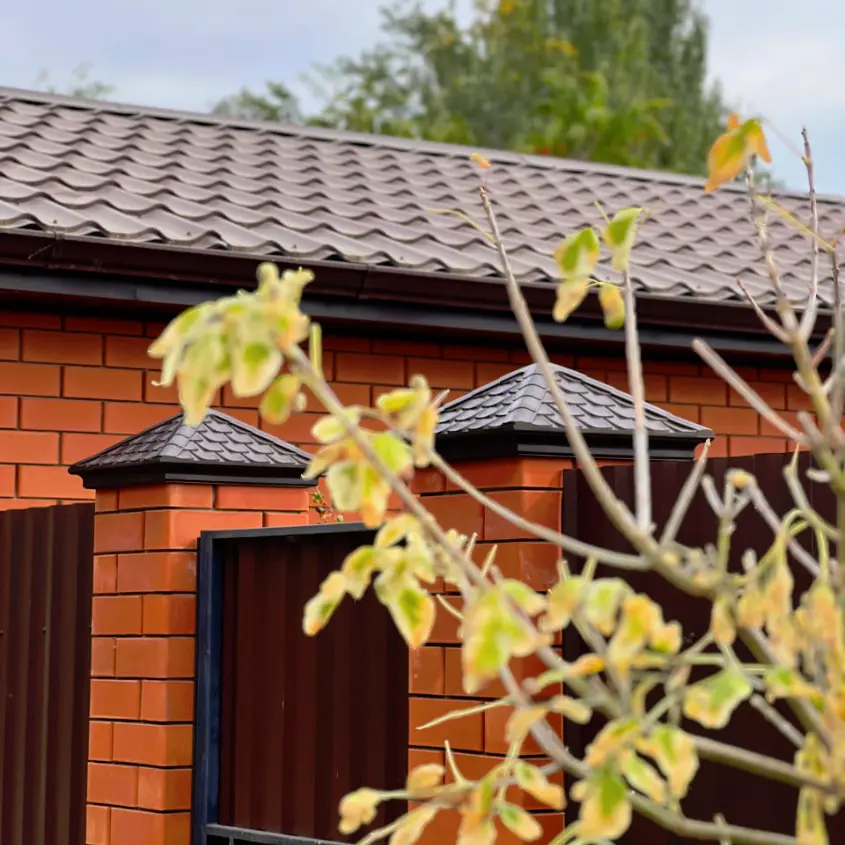 Фото 6 Колпак Elbrus Коричневый на столбах кирпичного забора